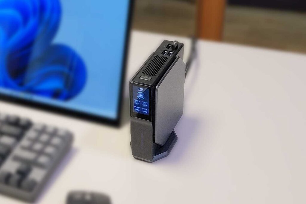 LCD 디스플레이를 보여주고 있는 미니 PC