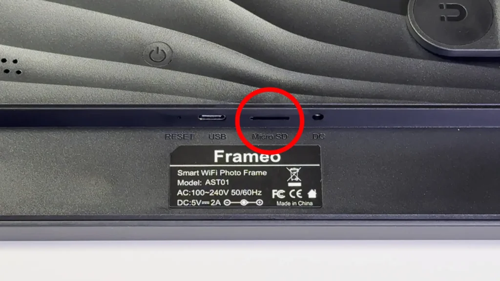 뒷면의 마이크로 SD와 USB 포트