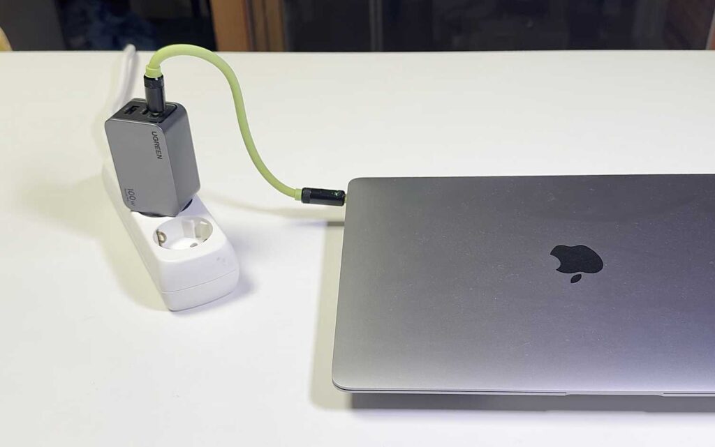 유그린 100W GaN 충전기 전원에 꽂기