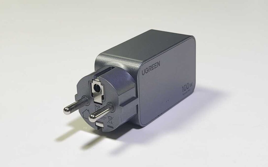 유그린 100W GaN 충전기 콘센트 부분