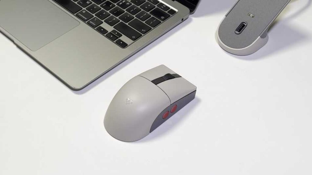 R8 레트로 마우스 노트북 옆